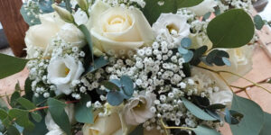 Lockerer Brautstrauß in weiß und grün