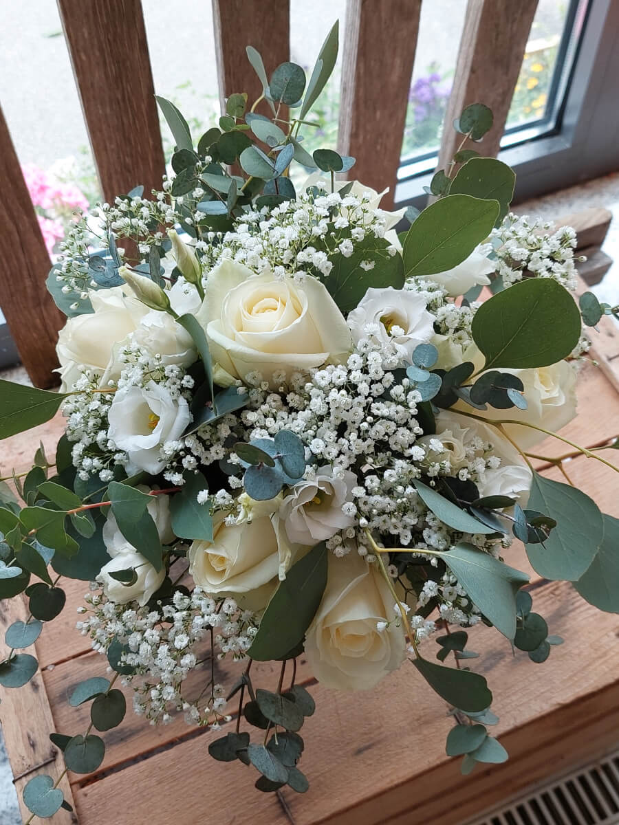 Lockerer Brautstrauß in weiß und grün