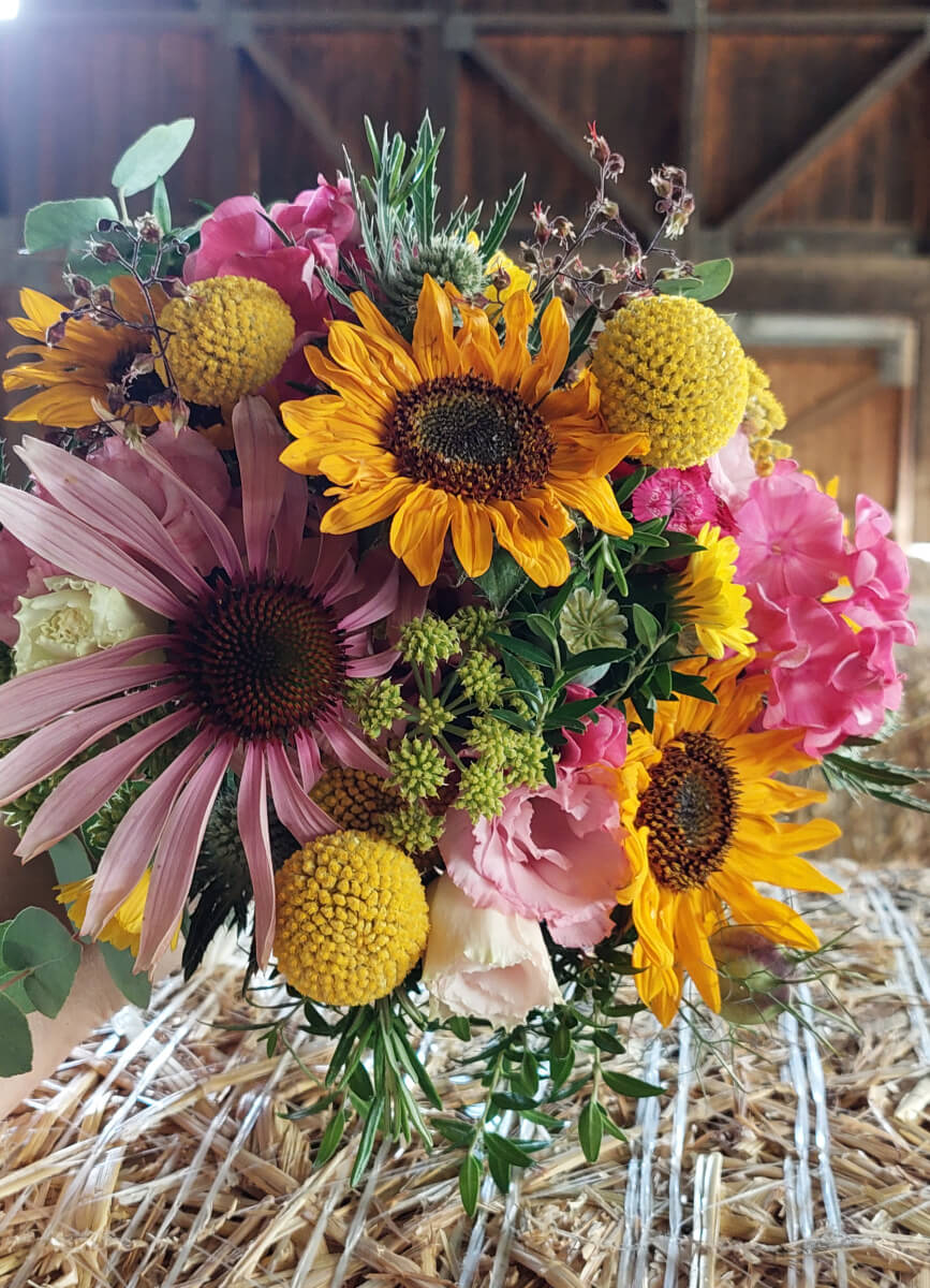 Sommerlicher Brautstrauß in Gelb, Rosa, mit Sonnenblumen und Echinacea
