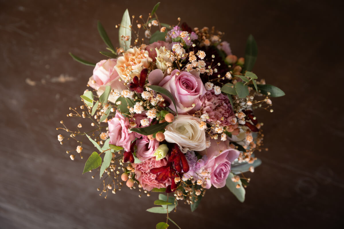 Feiner Brautstrauß in Pastelltönen mit Rosen, Nelken, Schleierkraut, Lysianthus