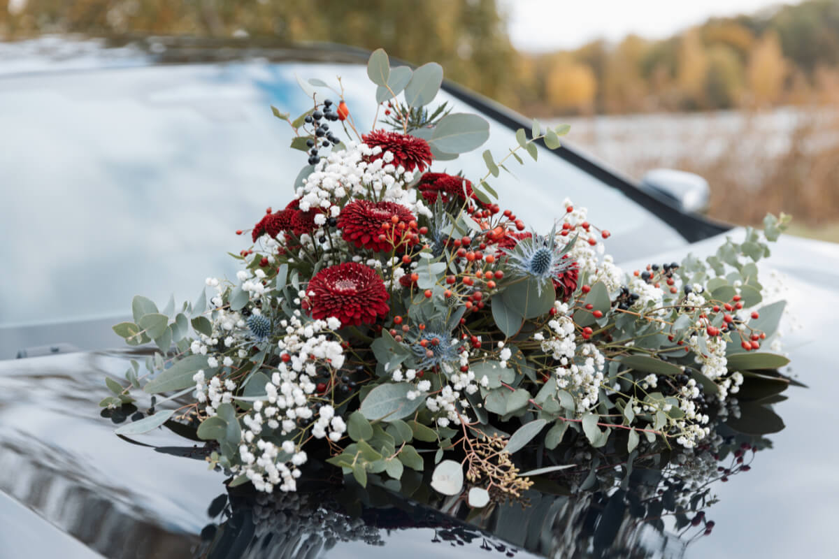 Autoschmuck Gesteck in bordeaux, mit Eukalyptus und Schleierkraut