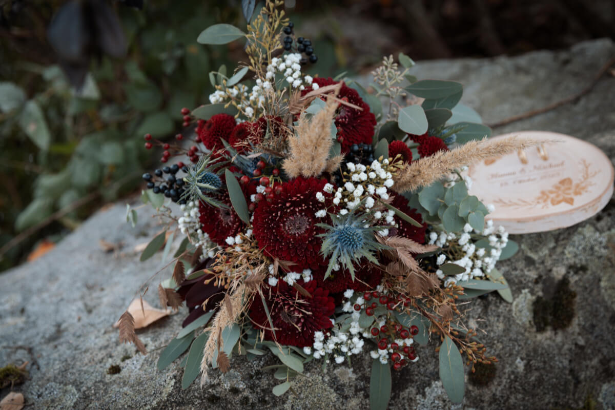 Herbstlicher Brautstrauß in kräftigem Rot mit Beeren